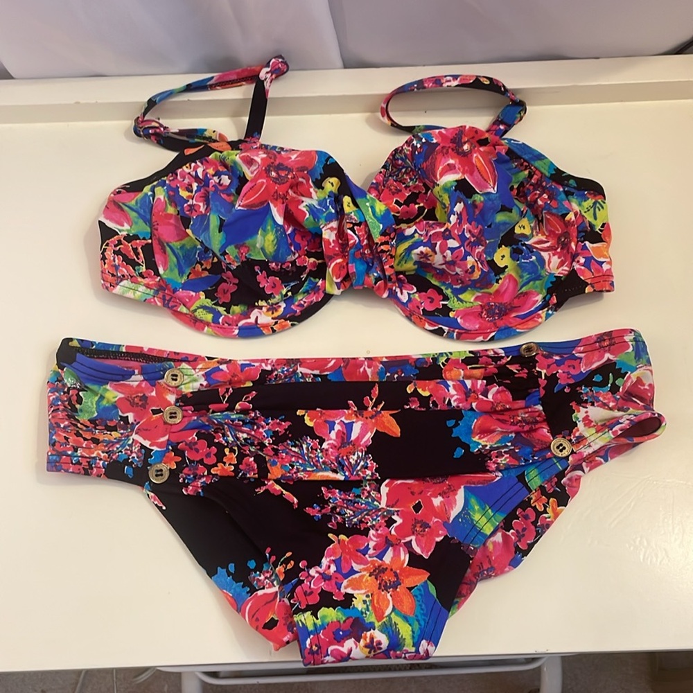 Liz Claiborne Bikini size XL top, M bottoms. Multi color used/good condition